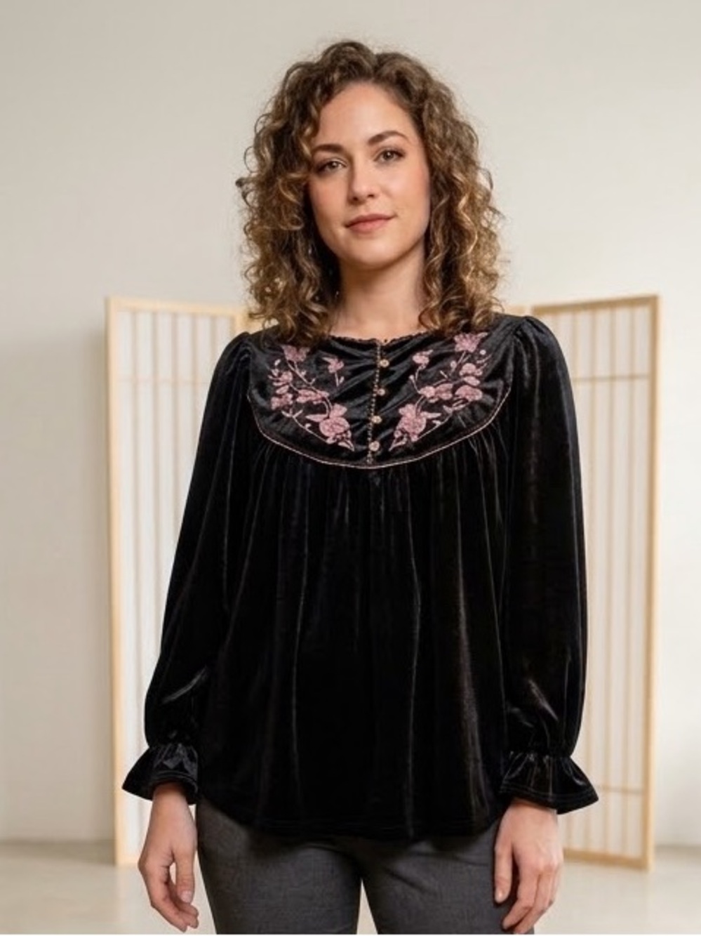 Umgee USA Embroidered Floral Velvet Top Blouse Black size small